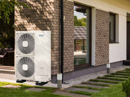 pompe à chaleur sur le coté d'une maison